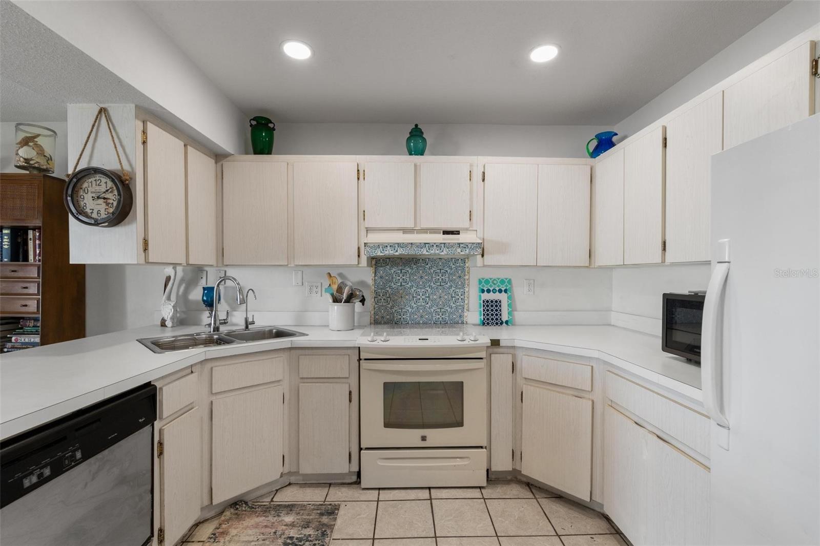 PENTHOUSE GROVES - Residential