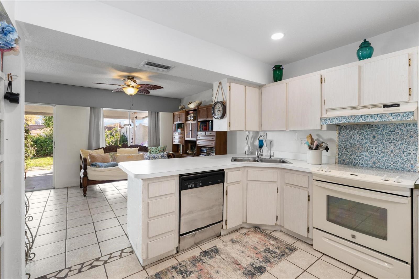 PENTHOUSE GROVES - Residential