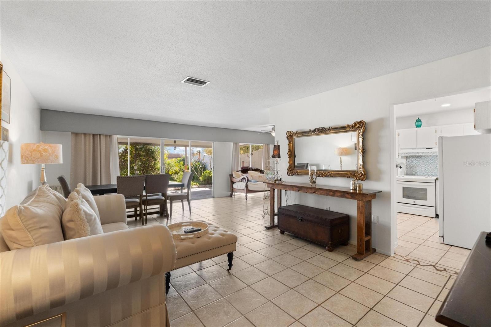 PENTHOUSE GROVES - Residential