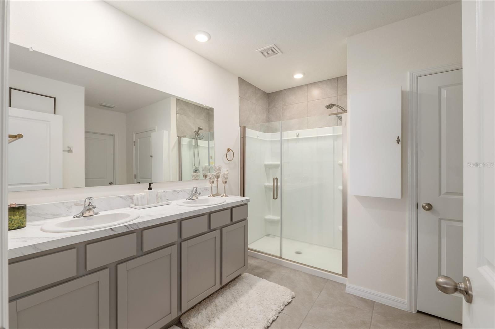 LAKE DIAMOND NORTH - Residential Lease