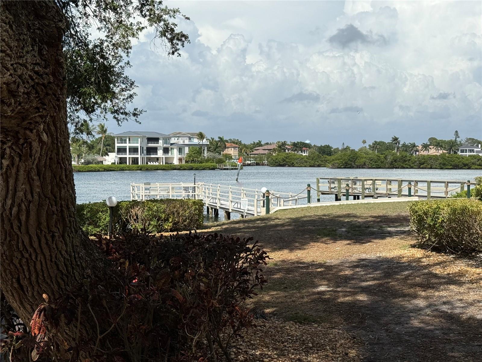 BAY OAKS - Residential