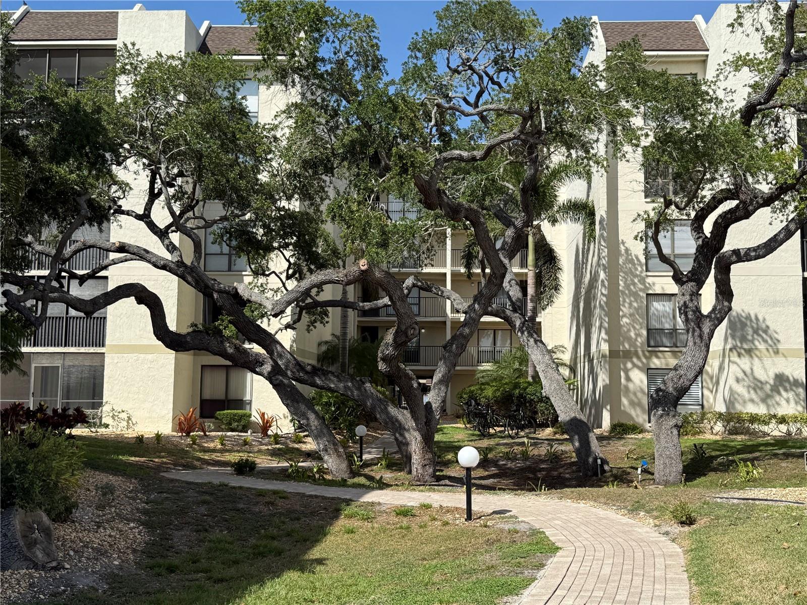 BAY OAKS - Residential