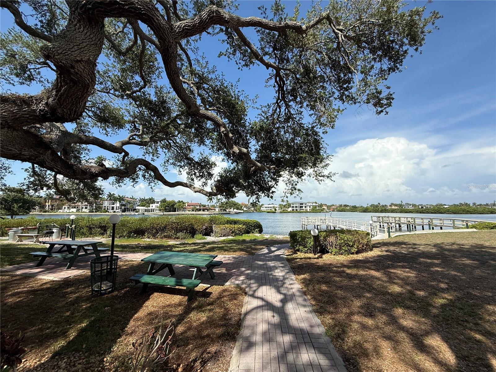 BAY OAKS - Residential