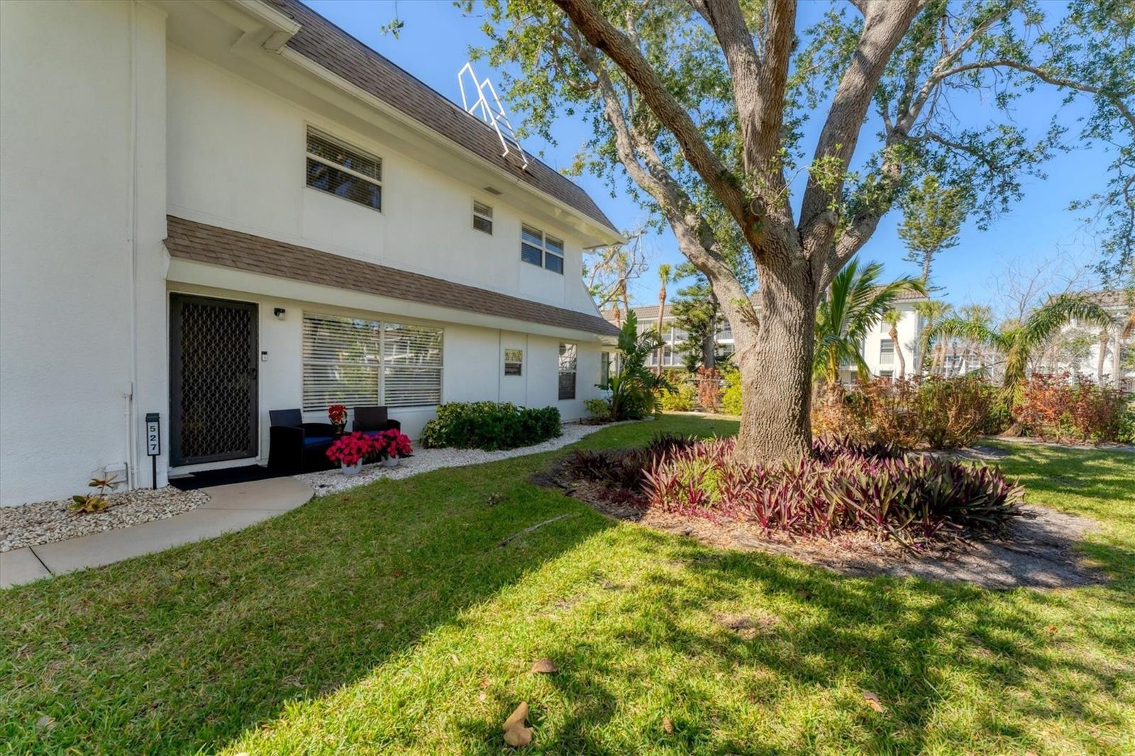 527 SUTTON PLACE T-12