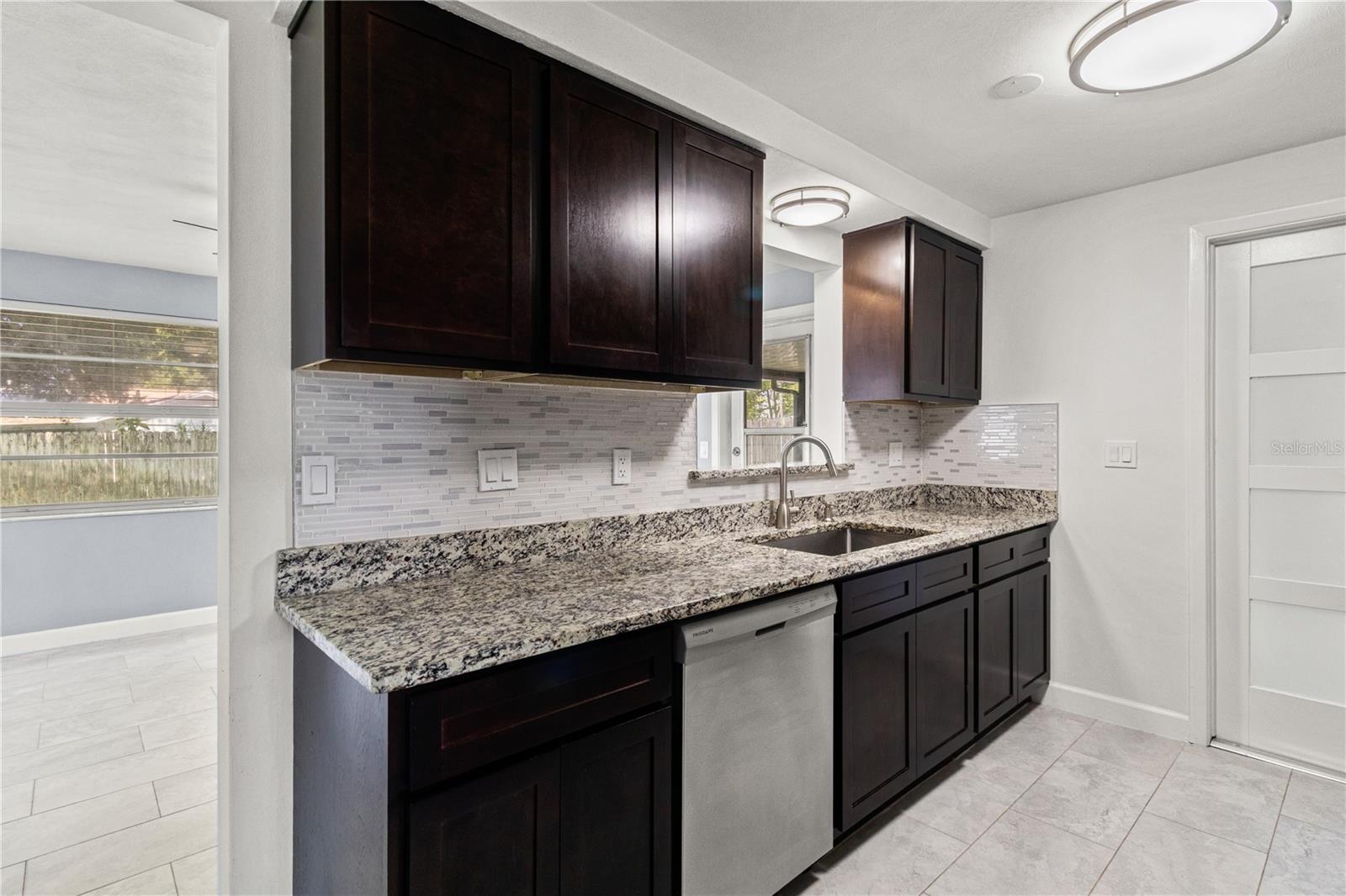 COLONIAL HILLS - Residential