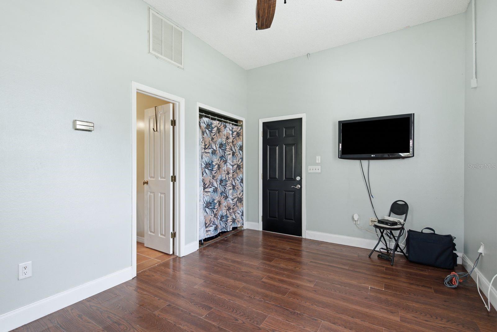 141 OLD OAK CIRCLE