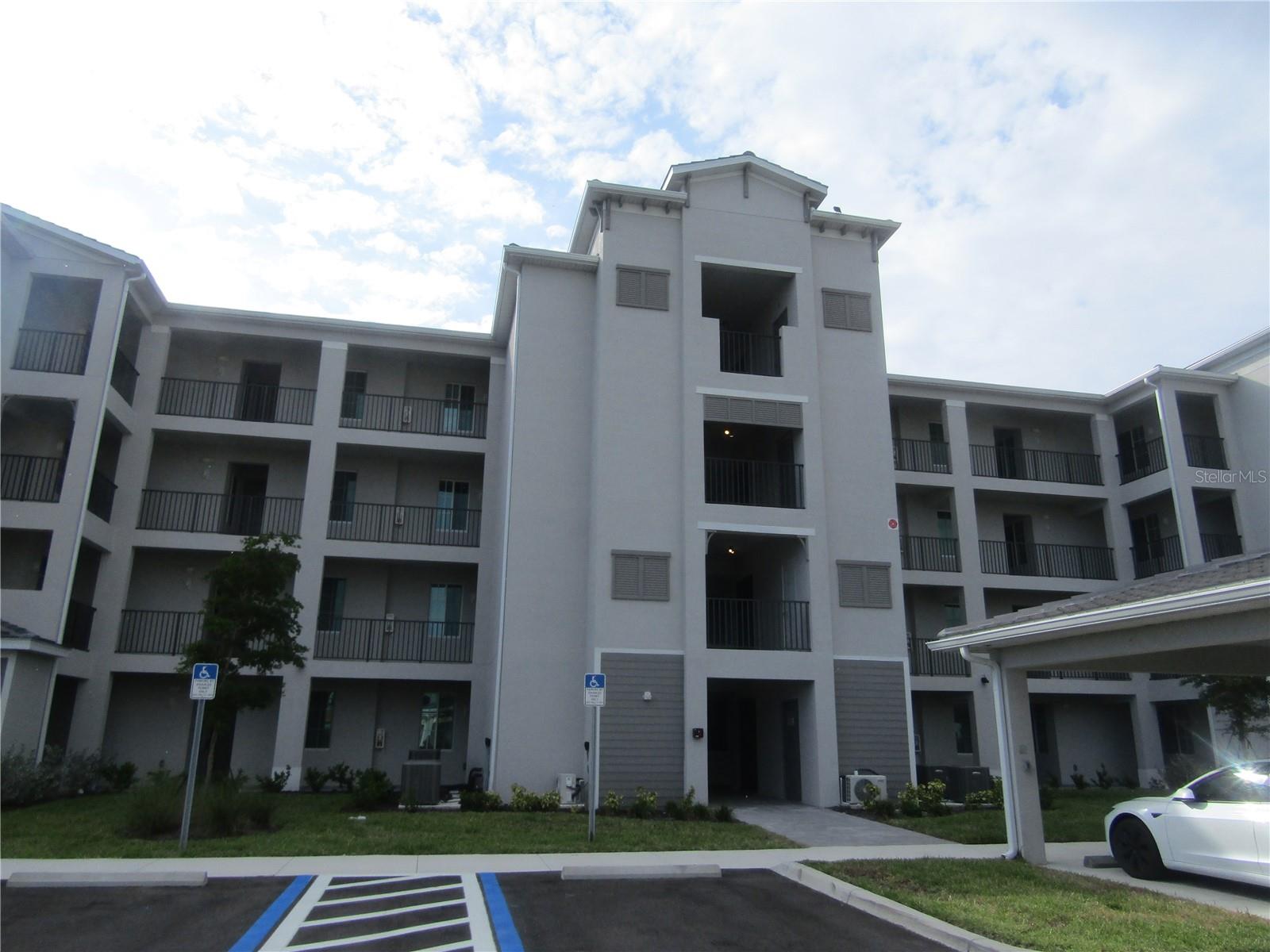 Welcome to Wellen Park! This 2 bedroom, 2 bath unit has a great contemporary flare and is turnkey furnished and ready for your vacation! Enjoy the screened rear lanai, with an amazing golf course view. Great area, close to downtown with Shopping , Restaurants , Braves Stadium and a short ride to the Beaches and Downtown Venice. Great amenities like Tennis , Pickle Ball, Bocce ball and 4 pools .
Dec 2025/ April 2026. $5500
May thru Nov $2500
No smoking or vaping.
No Pets