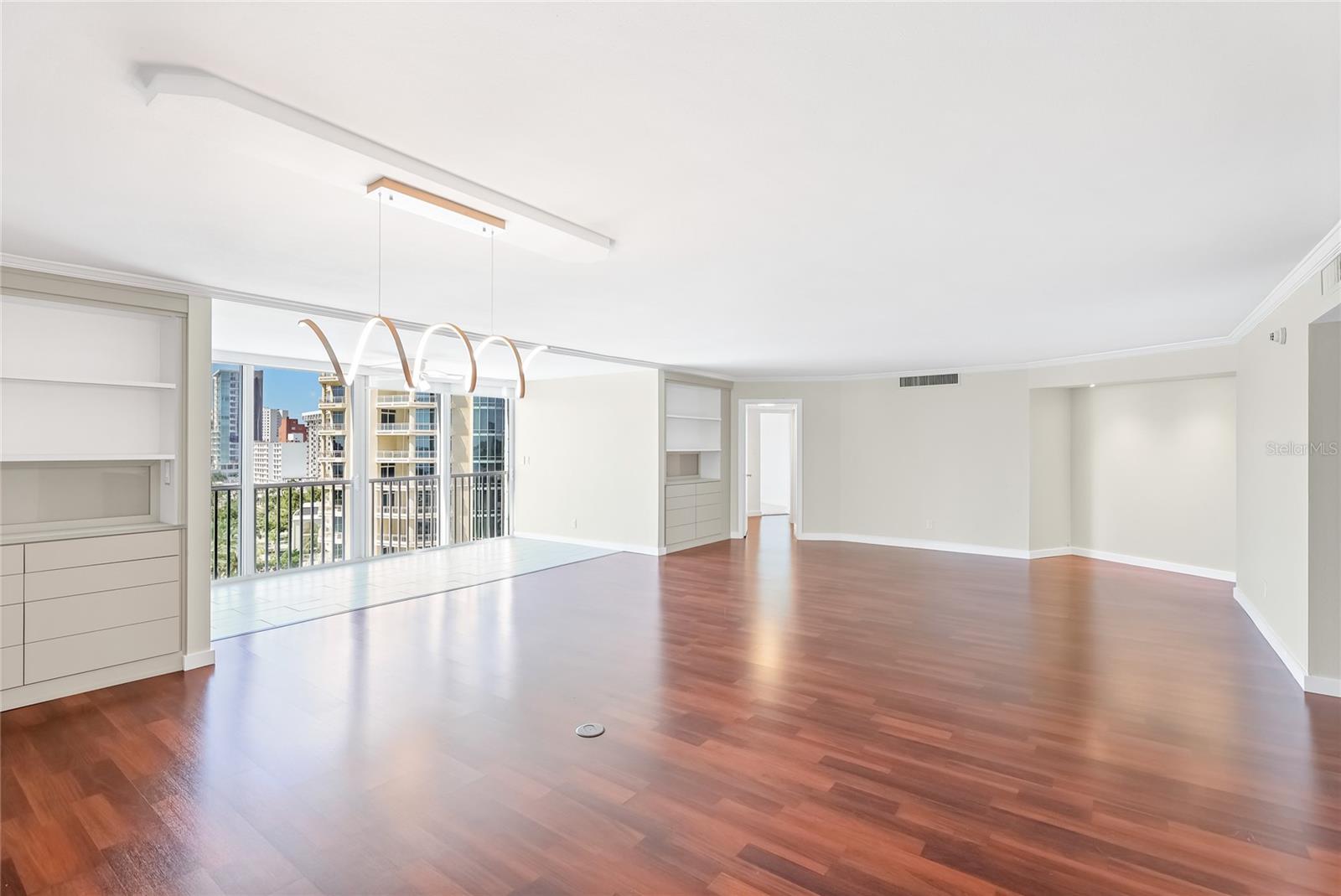 REGENCY HOUSE - Residential