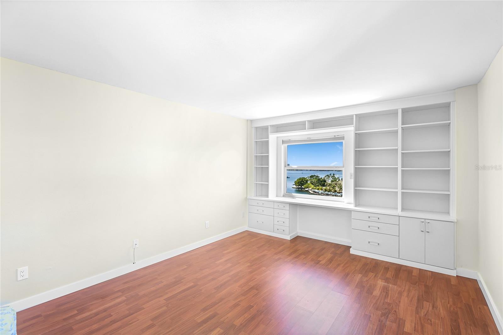 REGENCY HOUSE - Residential