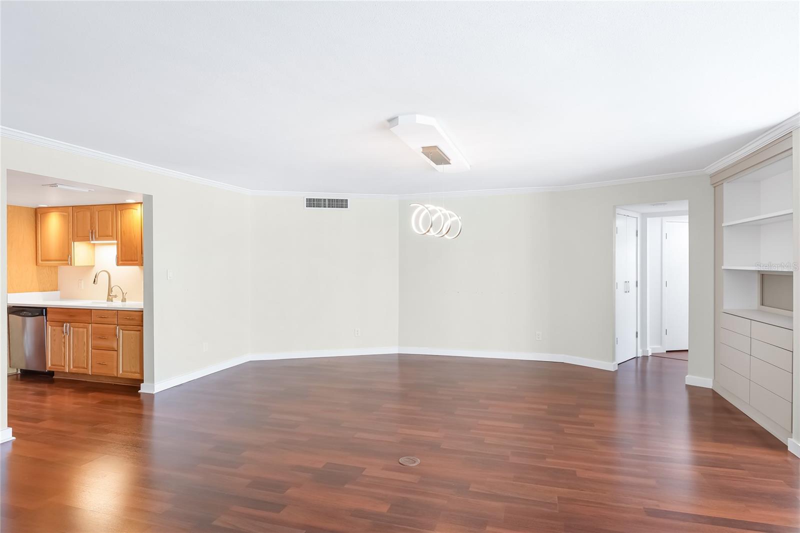 REGENCY HOUSE - Residential