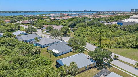 A home in ELLENTON