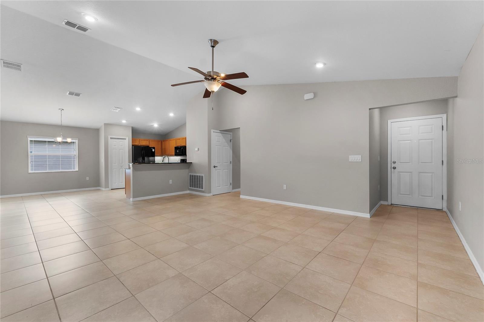 COUNTRY CLUB ESTATES - Residential Lease
