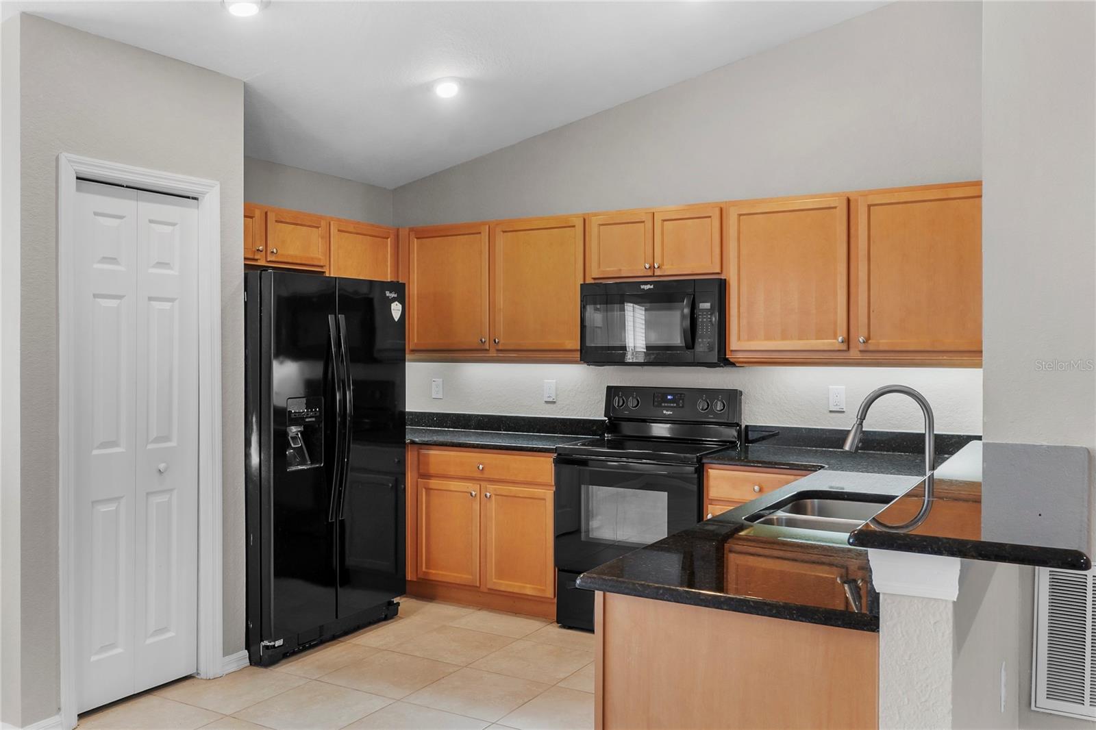 COUNTRY CLUB ESTATES - Residential Lease