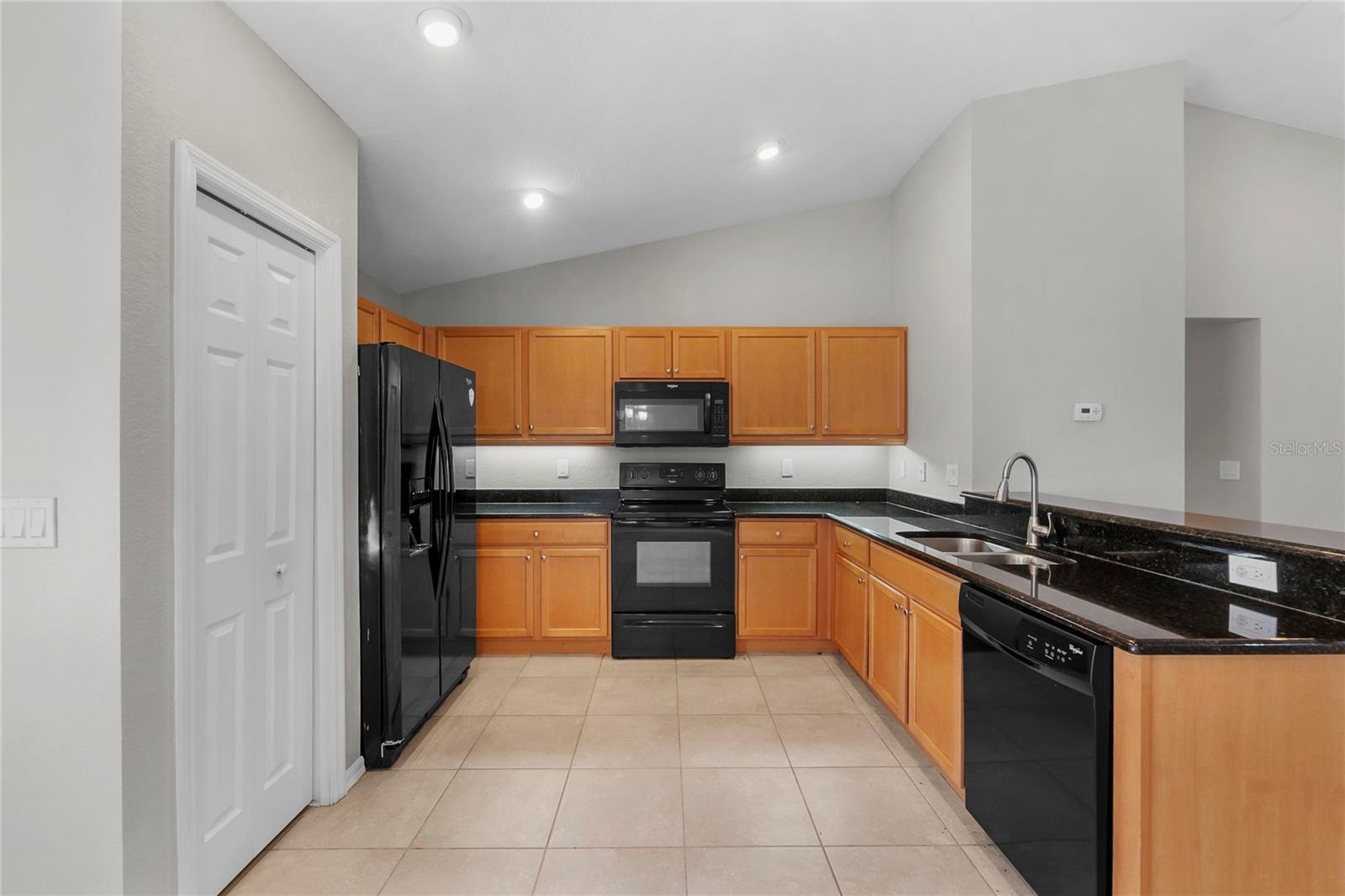 COUNTRY CLUB ESTATES - Residential Lease