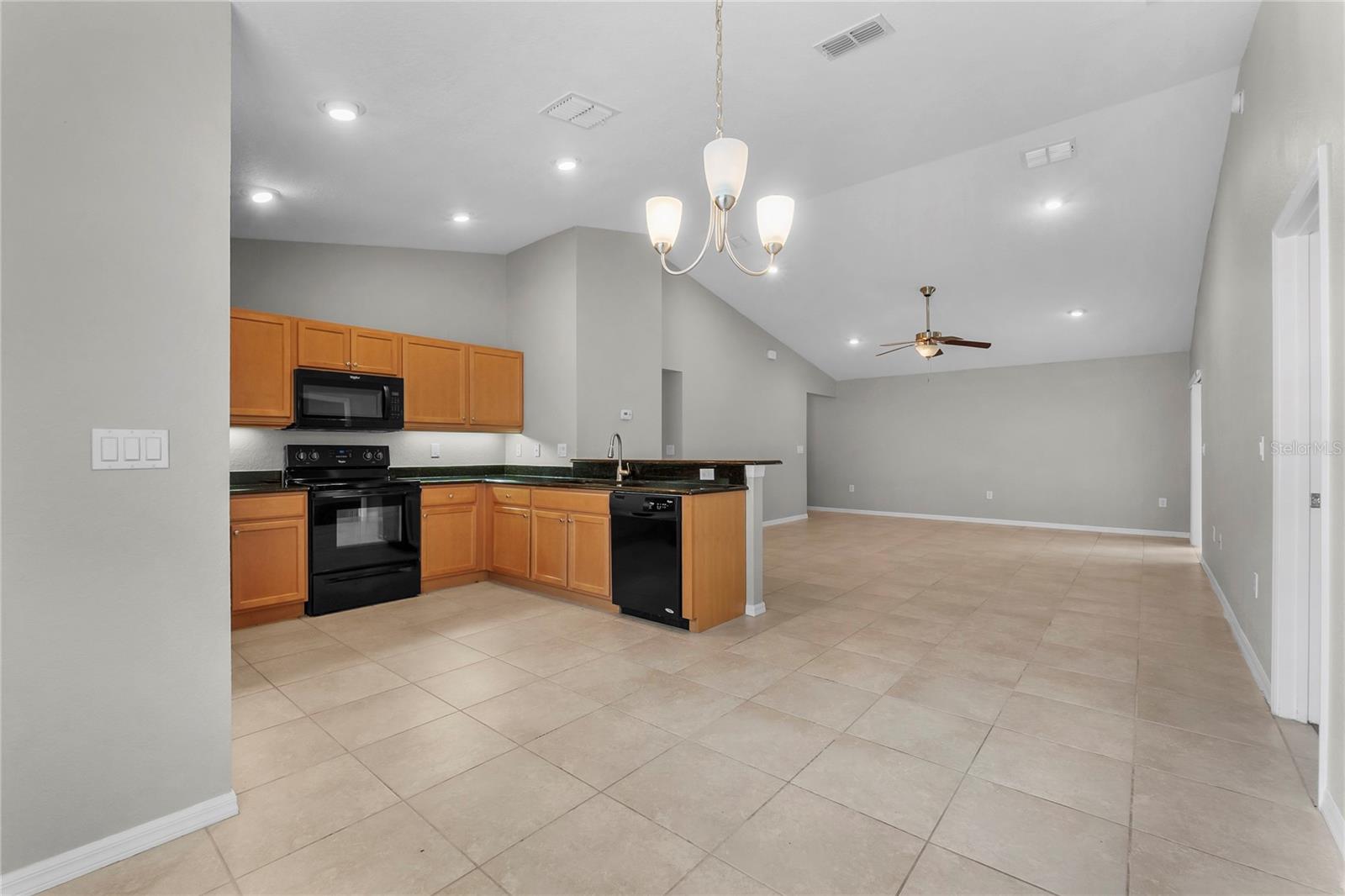 COUNTRY CLUB ESTATES - Residential Lease