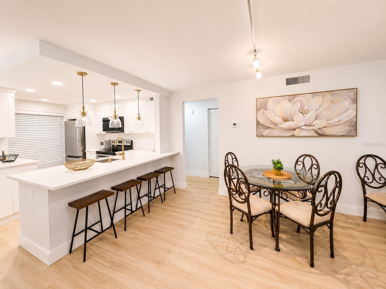 6051 SUN BOULEVARD 111