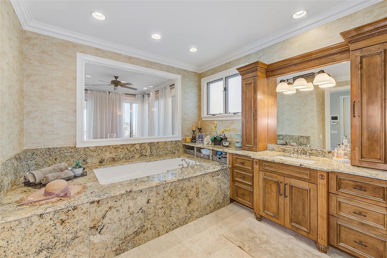 LONE PALM BEACH 1ST ADD - Residential