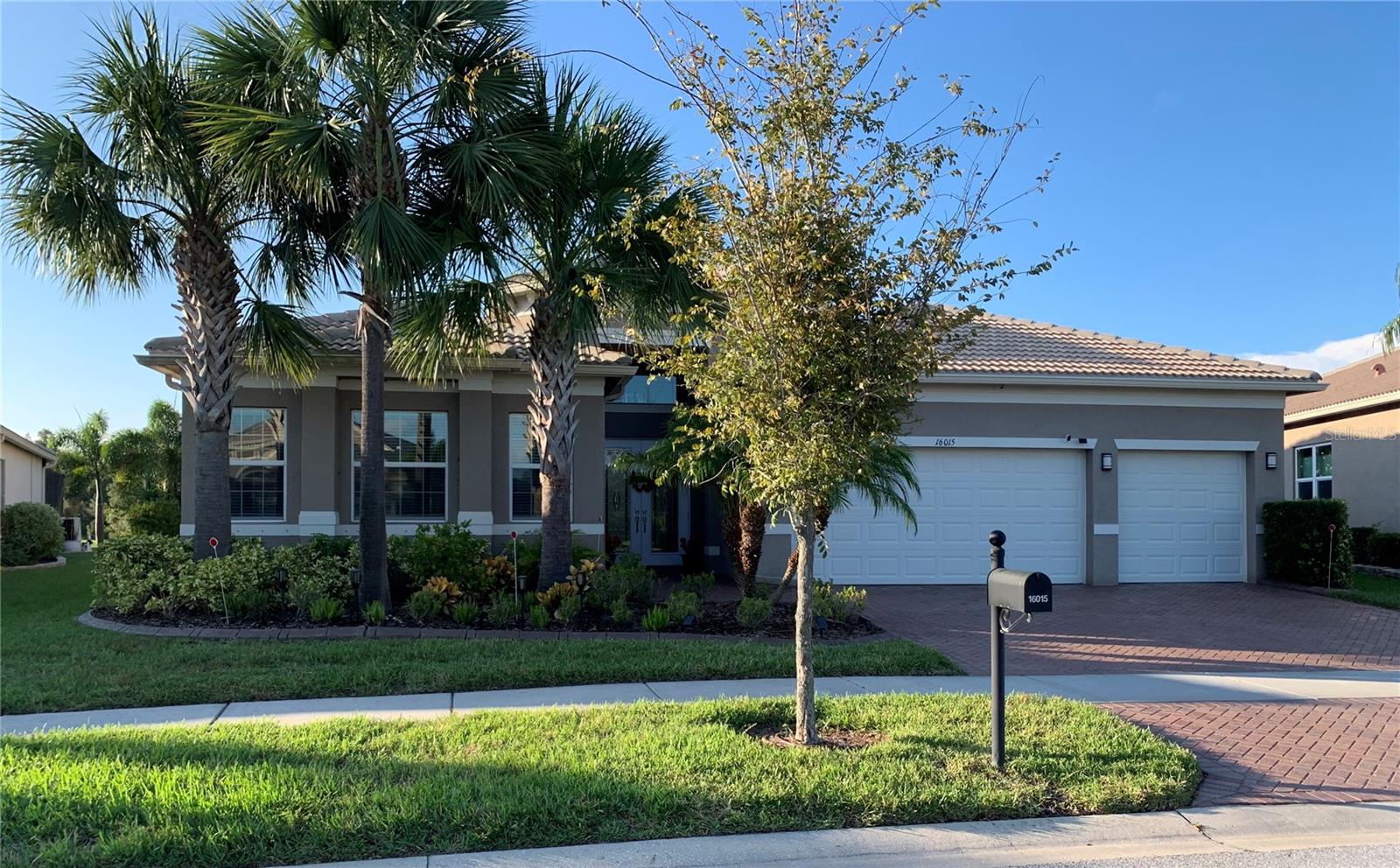 VALENCIA LAKES - Residential