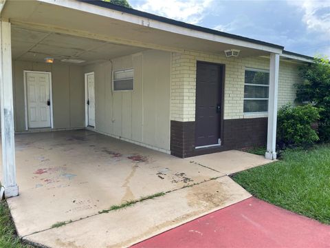 A home in LAKELAND