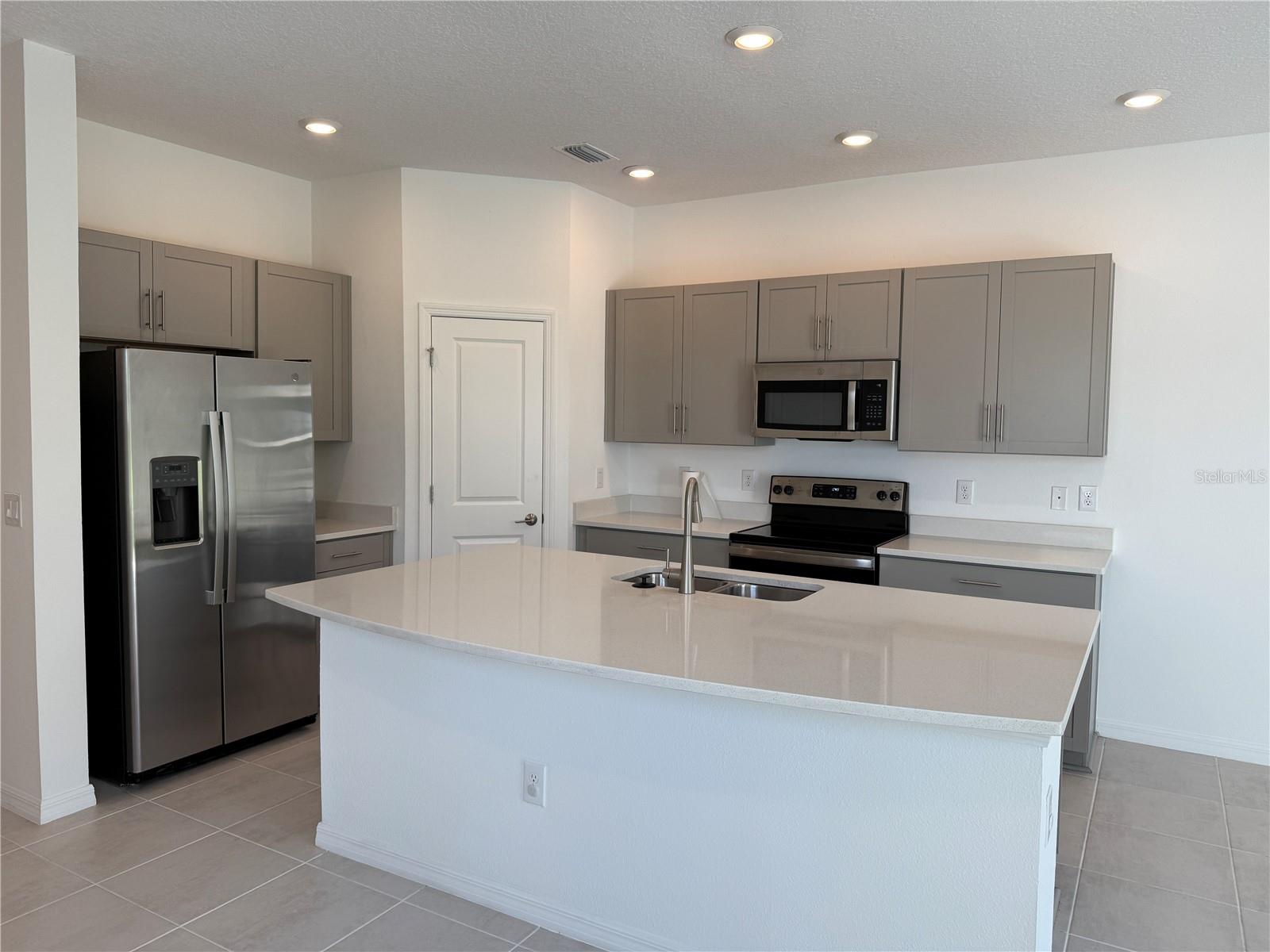 ARTISAN LAKES EDGESTONE NORTH PH I & II - Residential Lease