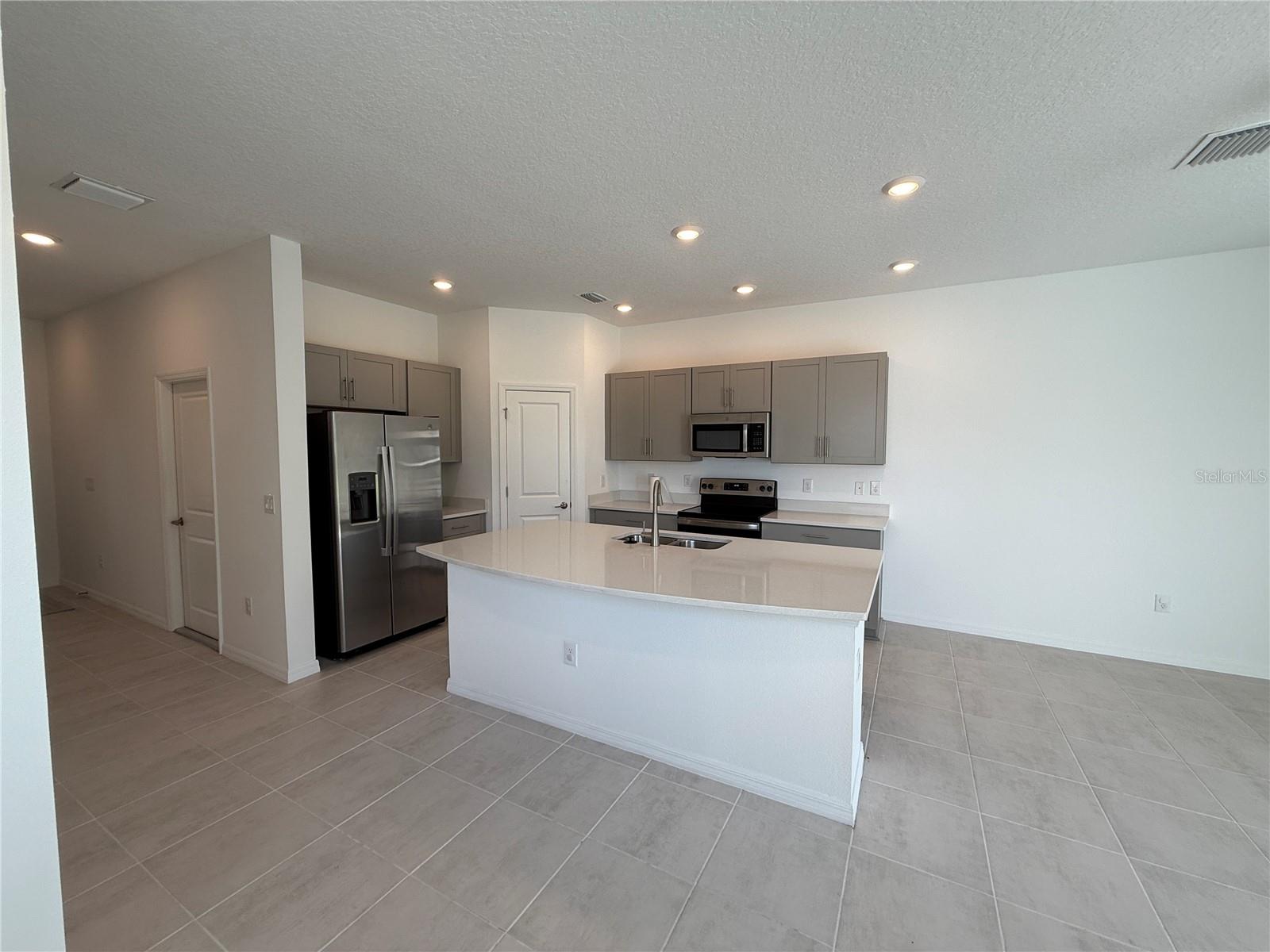 ARTISAN LAKES EDGESTONE NORTH PH I & II - Residential Lease