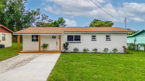 Photo of 717 W Winifred Street, Avon Park, FL 33825 (MLS # A4688364)