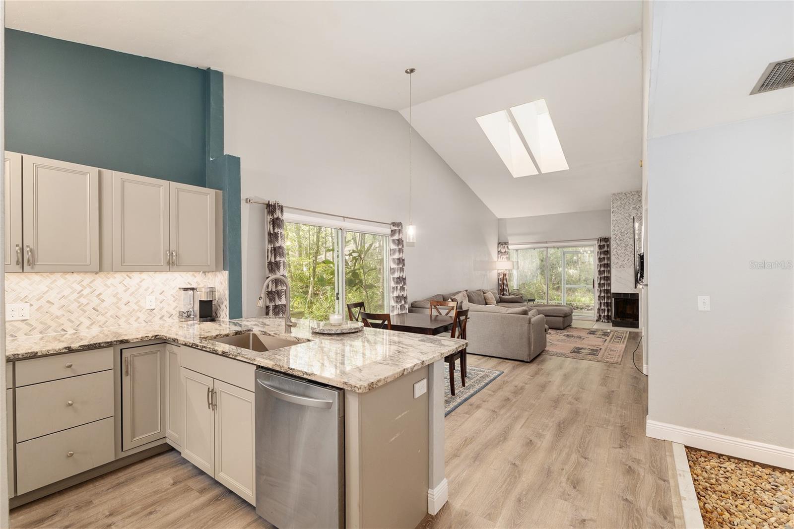 VINTAGE VIEW - Residential