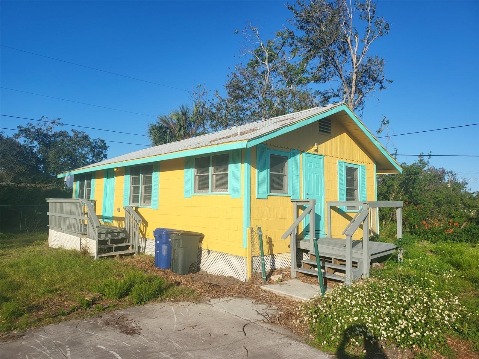 Fully renovated rental available for immediate occupancy! immaculate 2 bedroom/2 bath with additional room that can be used as a 3rd bedroom or as an office. This home is part of the South Venice association and you can access the ferry and boat ramp with a small annual fee. (not Mandatory). You are close to the Shamrock Park and Legacy trails for biking and walking without mentioning short minutes to Venice beach. Perfectly located in a cul de sac setting and featuring a very large driveway to accommodate multiple vehicles, boat or RV.