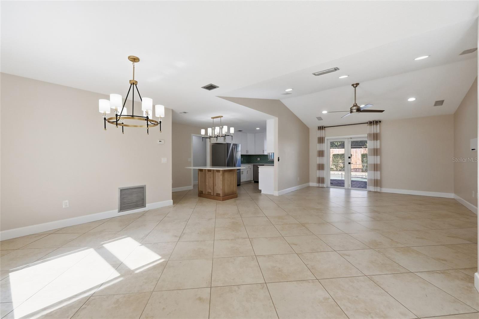 BELLE ISLE PINES - Residential