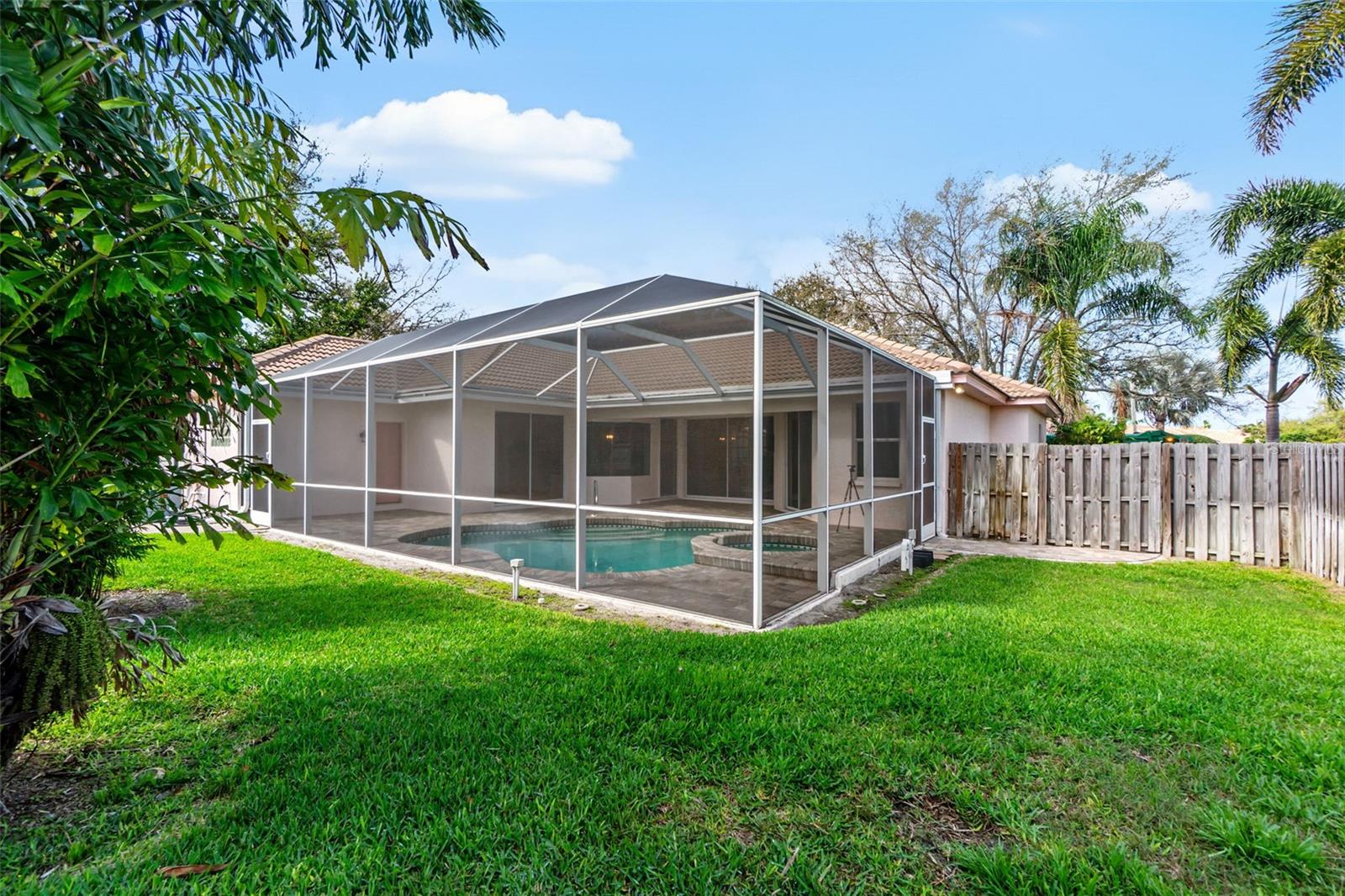 THREE OAKS - Residential