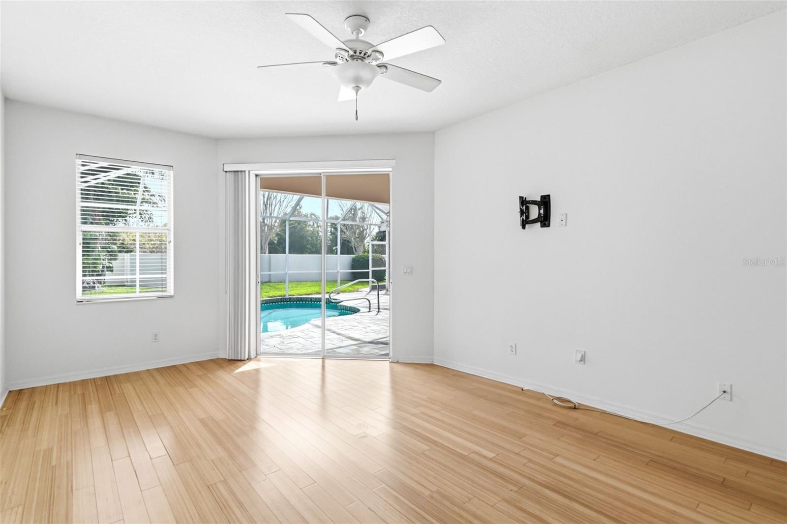 THREE OAKS - Residential