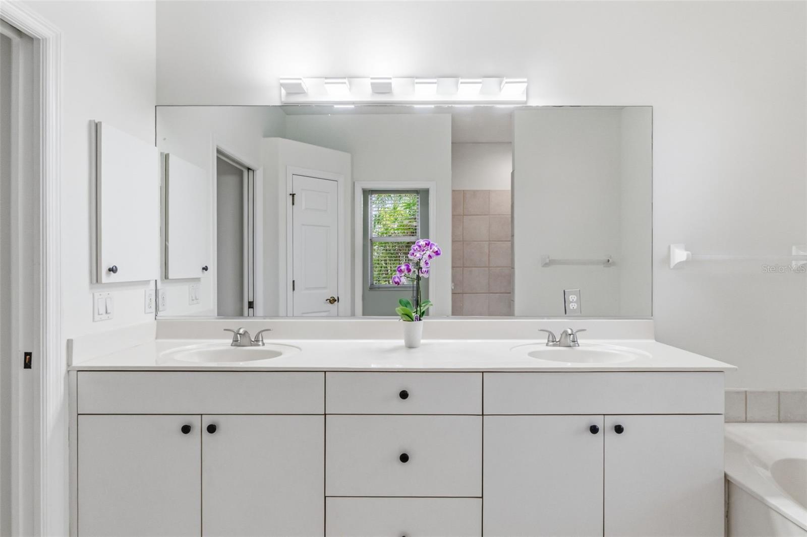 THREE OAKS - Residential