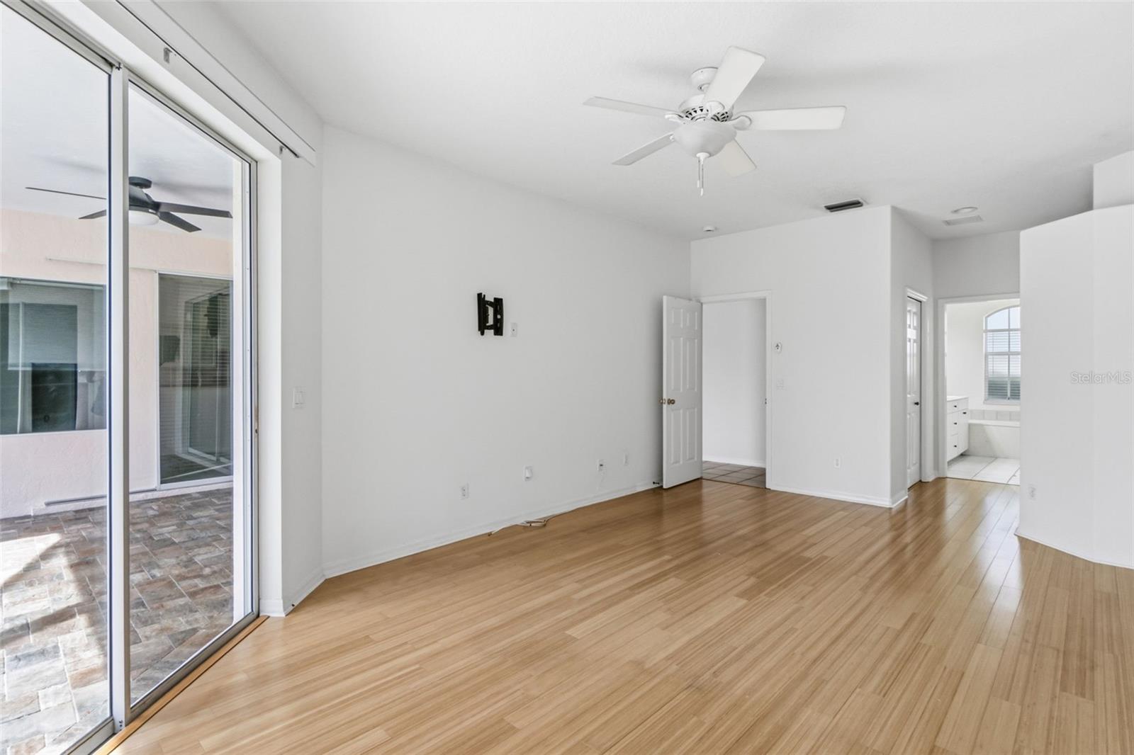 THREE OAKS - Residential