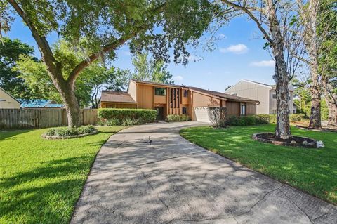 Photo of 916 E Cleveland Street, Apopka, FL 32703 (MLS # O6396965)
