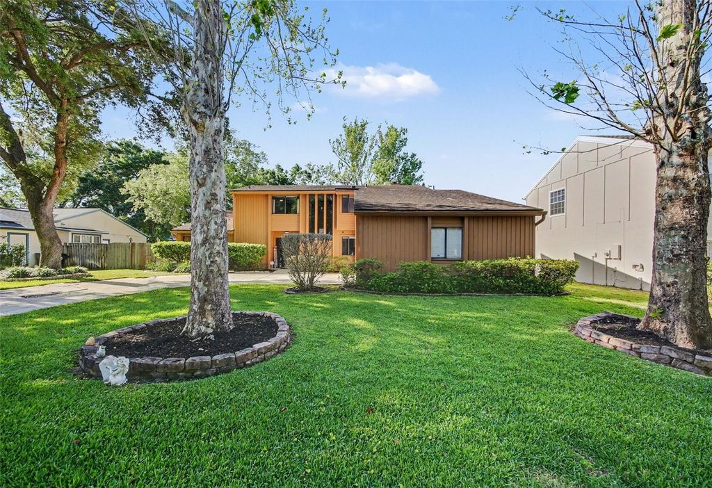 Photo of 916 E Cleveland Street, Apopka, FL 32703 (MLS # O6396965)