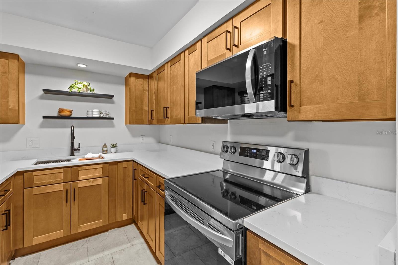 LAKE OVERLOOK APTS - Residential Lease