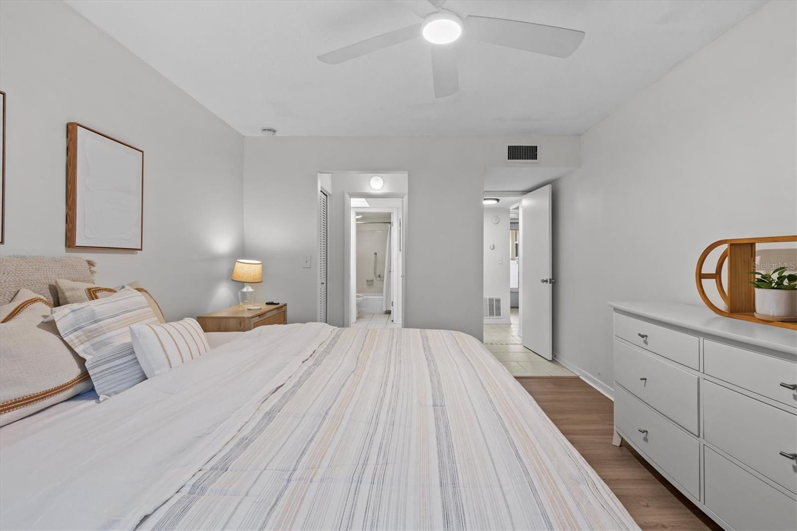 LAKE OVERLOOK APTS - Residential Lease