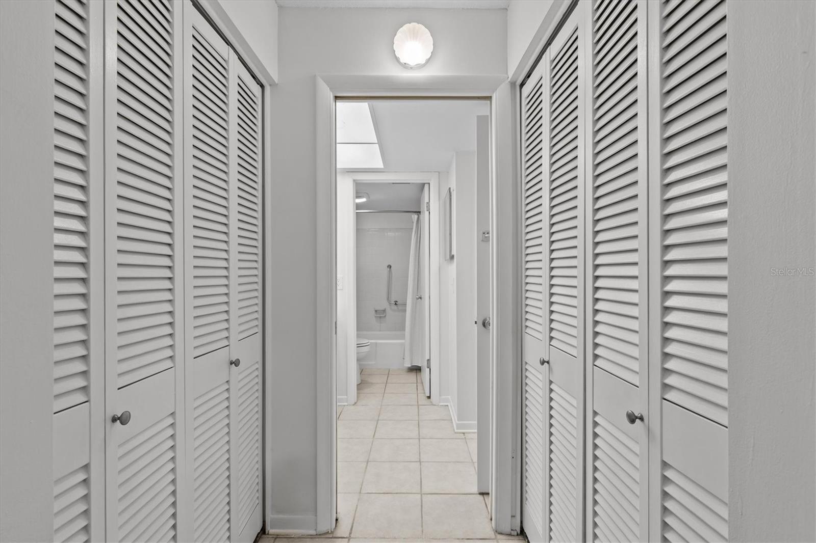 LAKE OVERLOOK APTS - Residential Lease