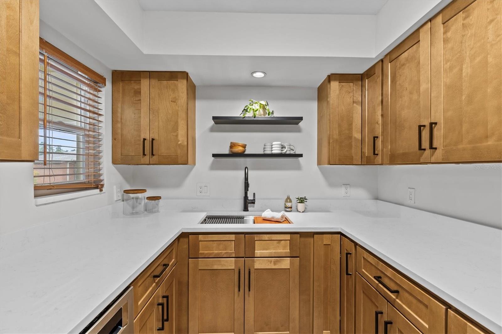 LAKE OVERLOOK APTS - Residential Lease