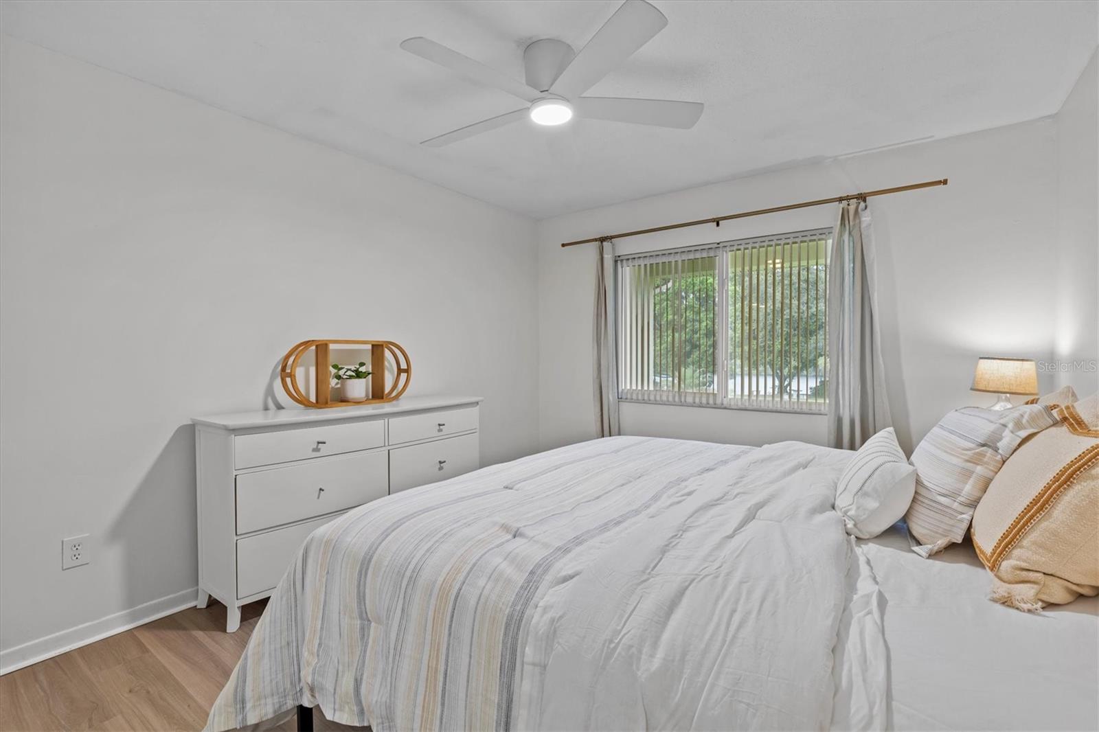 LAKE OVERLOOK APTS - Residential Lease