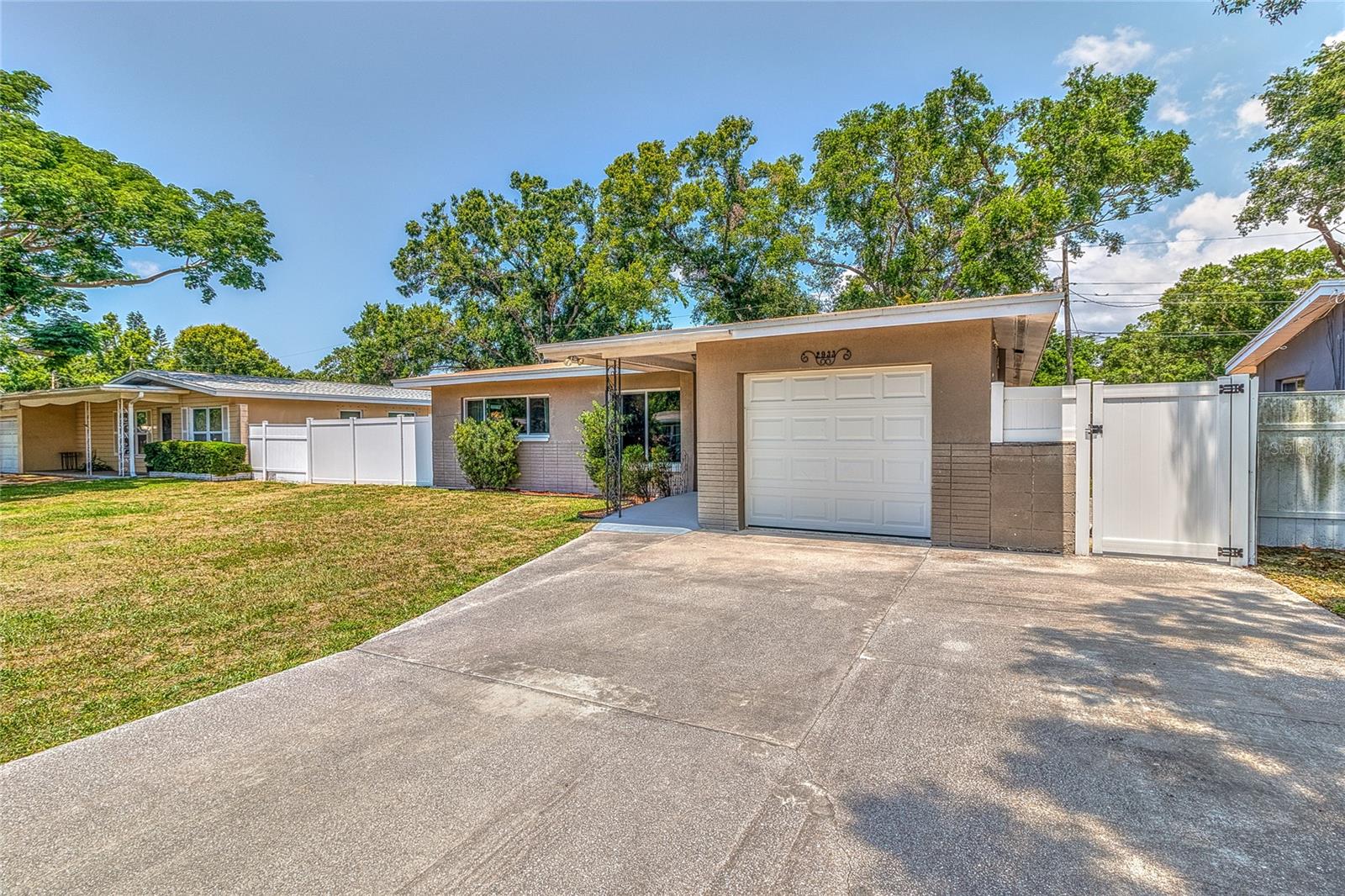 2933 STRATFORD DRIVE