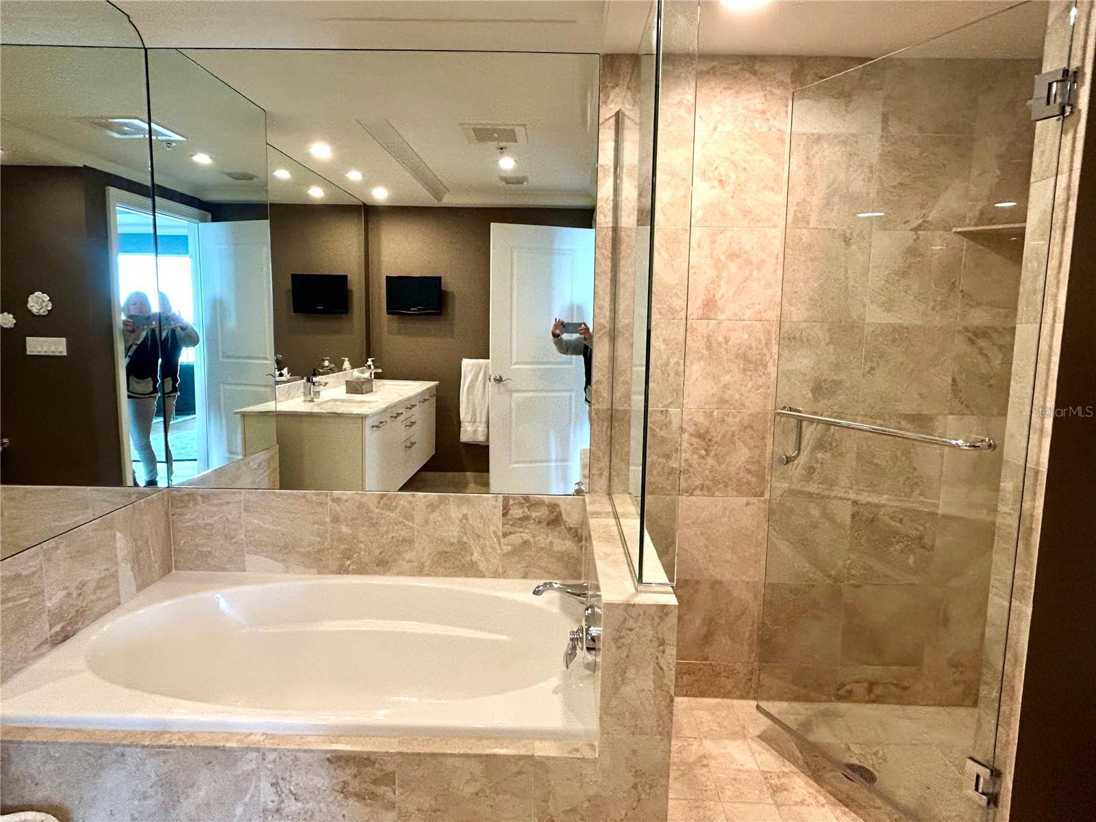 1350 MAIN RESIDENTIAL - Residential Lease