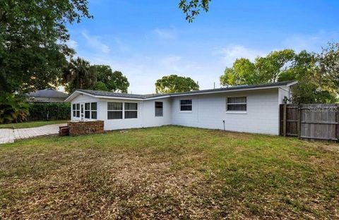 A home in WINTER HAVEN