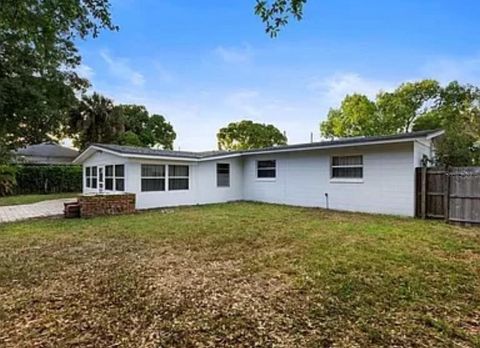 A home in WINTER HAVEN