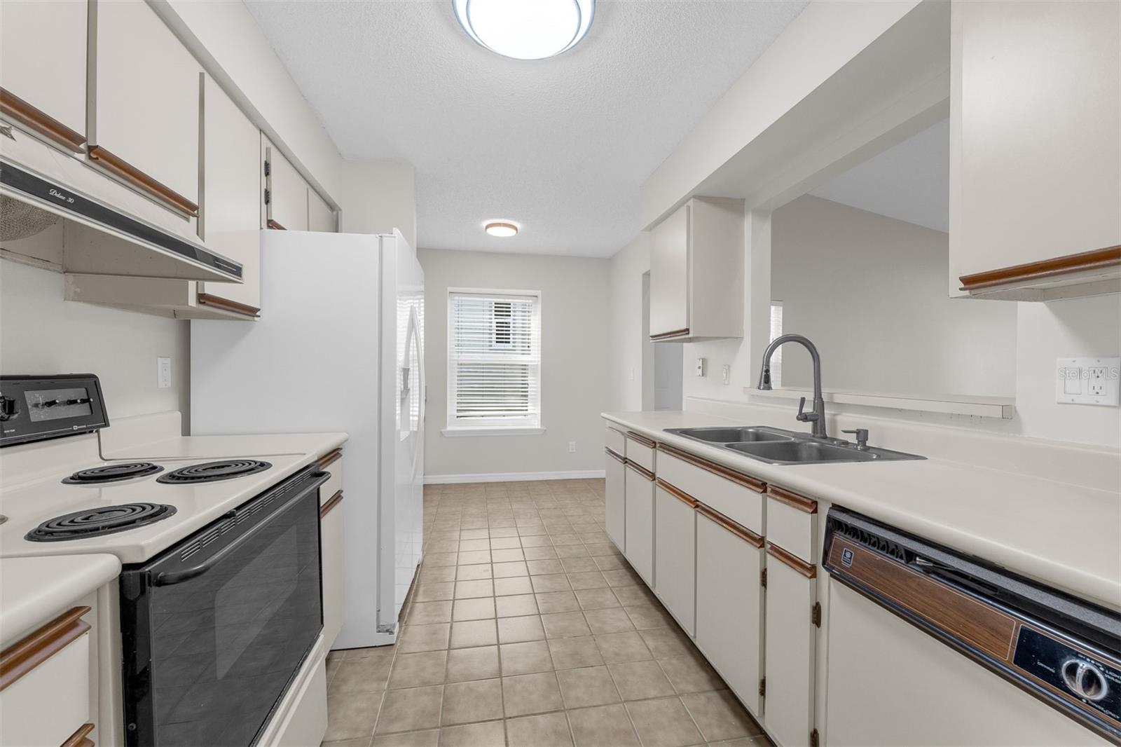 HAWKS LANDING AT PELICAN BAY CONDO PH 01-06 AMD 01 - Residential