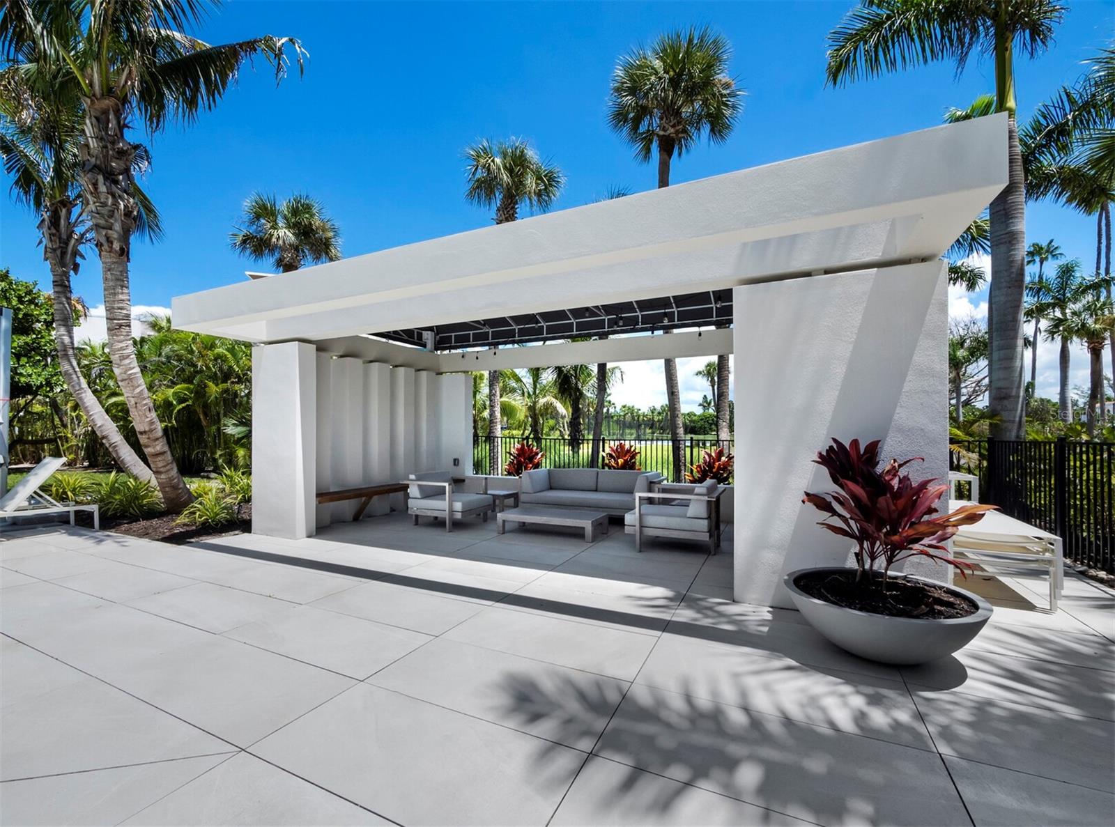 TENCON BEACH - Residential