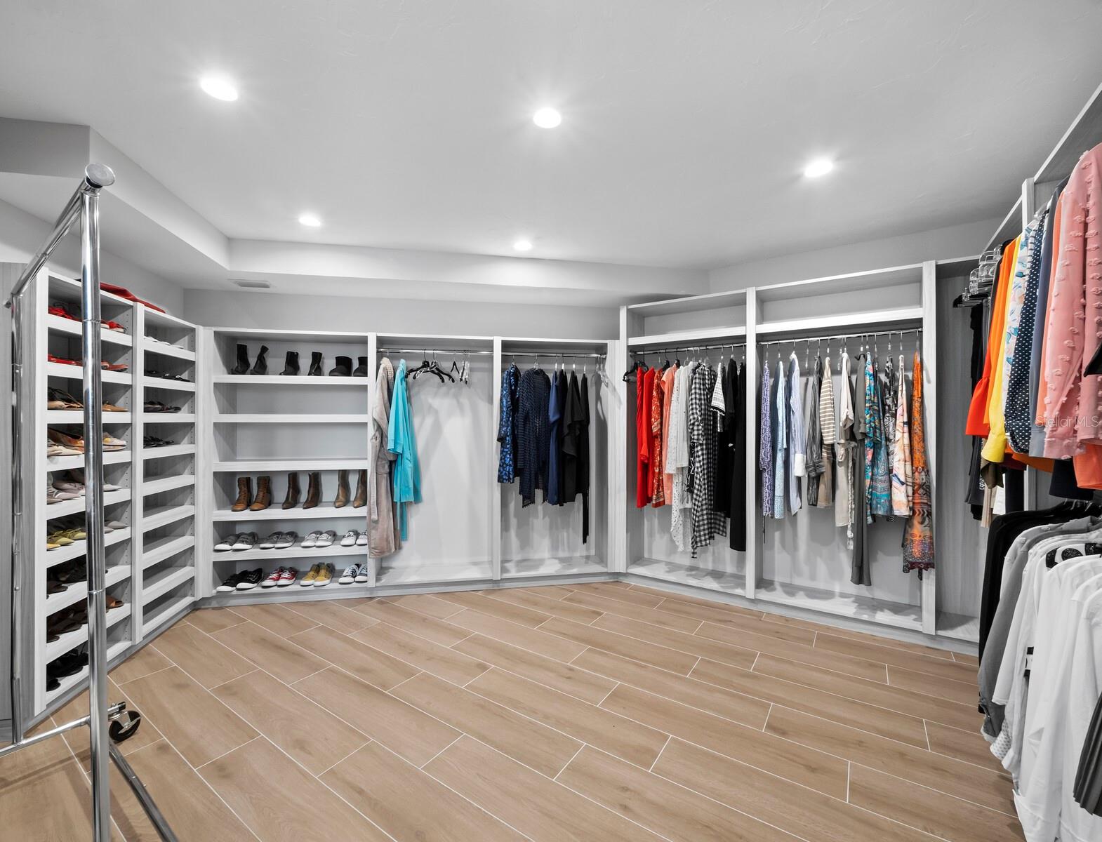 TENCON BEACH - Residential