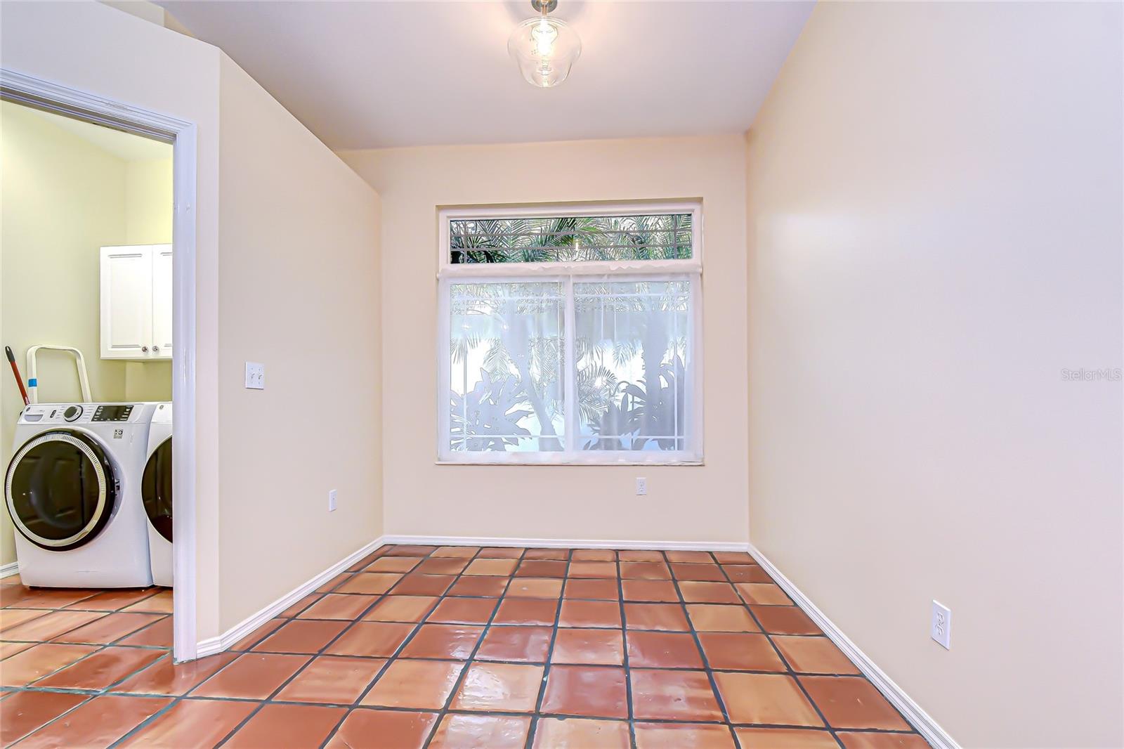 RIVER HILLS COUNTRY CLUB - Residential