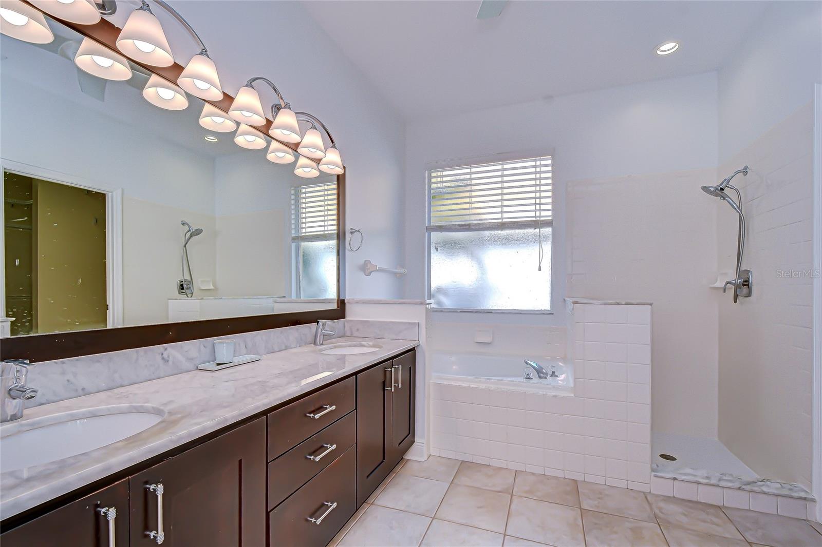 RIVER HILLS COUNTRY CLUB - Residential