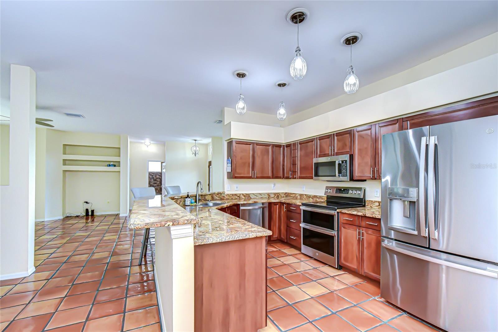 RIVER HILLS COUNTRY CLUB - Residential